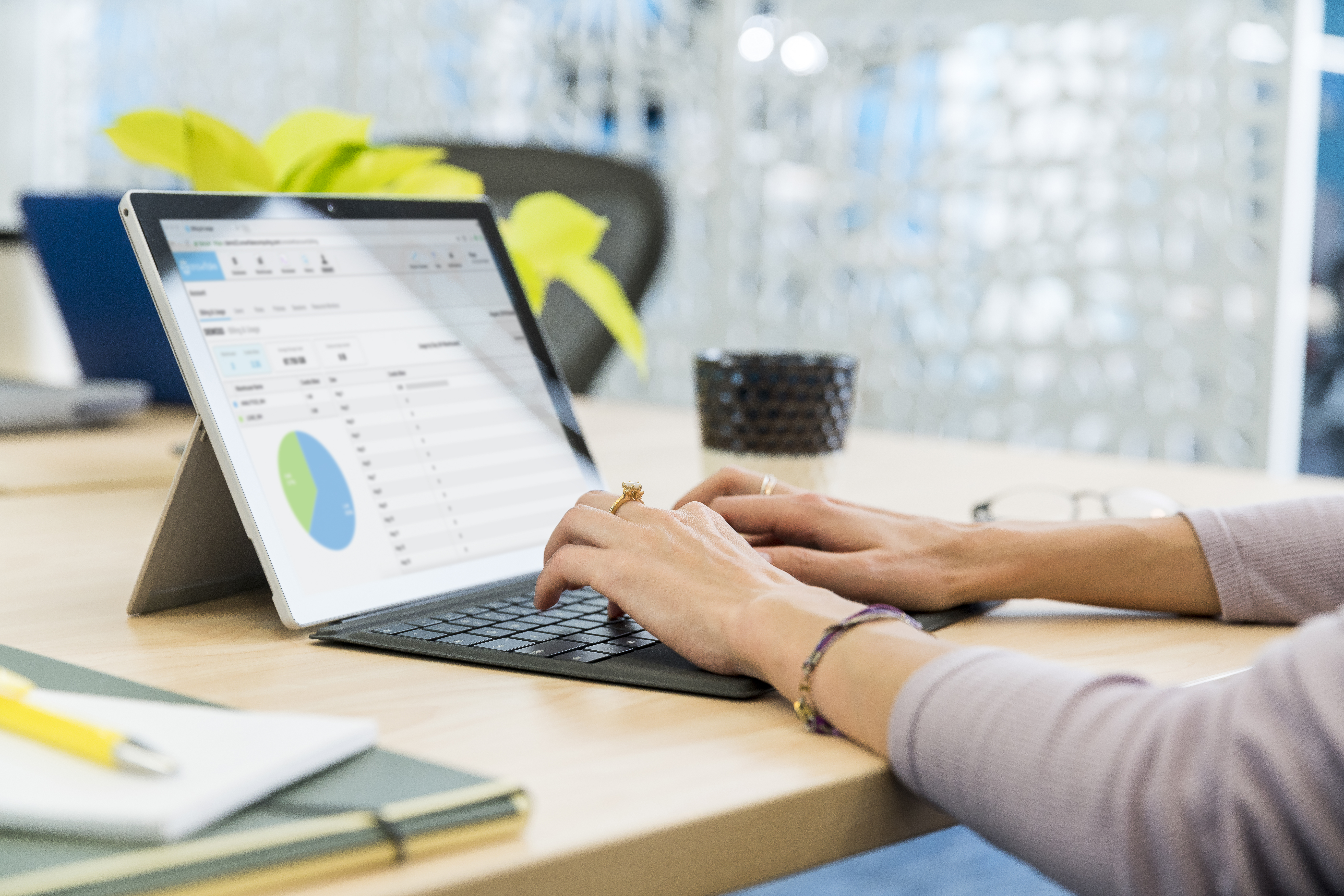 Person nutzt Business Intelligence Tools am mobilen Arbeitsplatz
