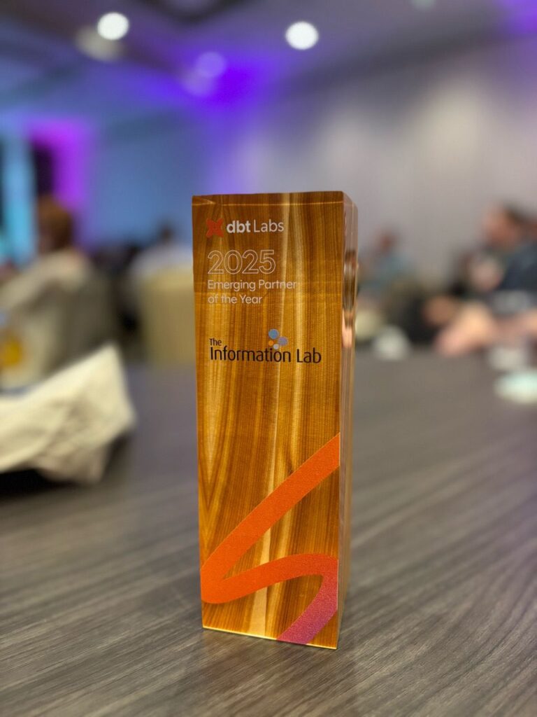 Ein eleganter Preis mit der Aufschrift "Emerging Partner of the Year 2025" von dbt Labs und The Information Lab.