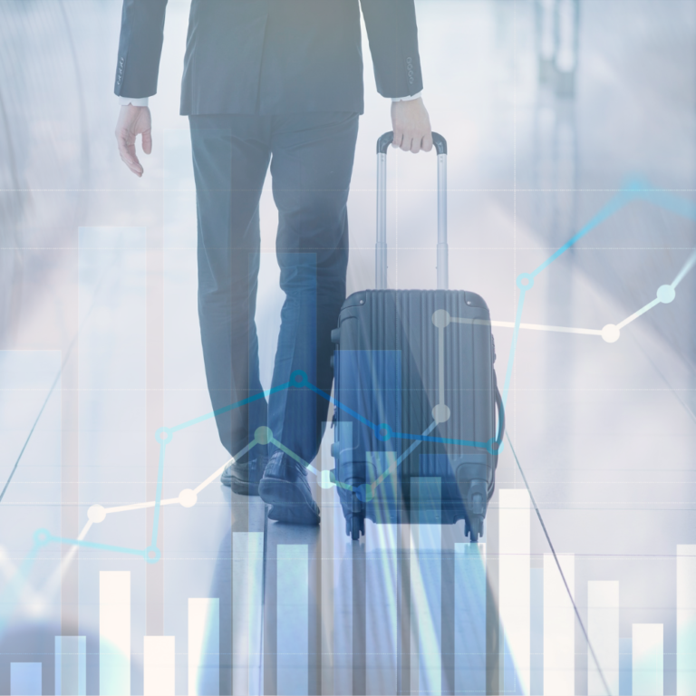 Ein gesch&auml;ftsmann mit Koffer geht auf einem modernen Flughafen, umgeben von grafischen Datenanalysen.