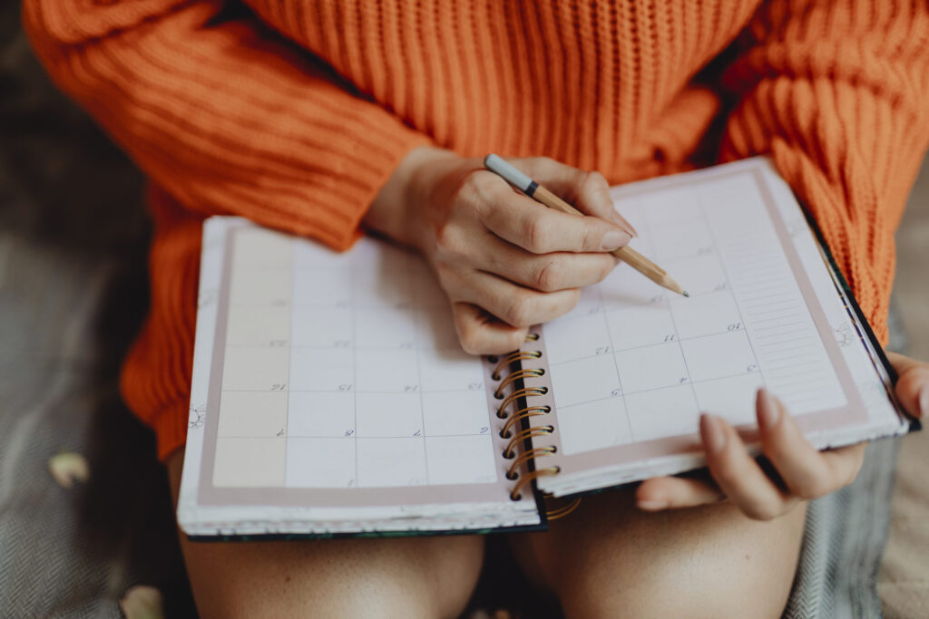 Woman writing on her daily planner.|1-4.|2-1.|Var_Animation.