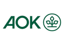 AOK-Logo in grüner Schrift, begleitet von einem stilisierten Pflanzenmotiv.