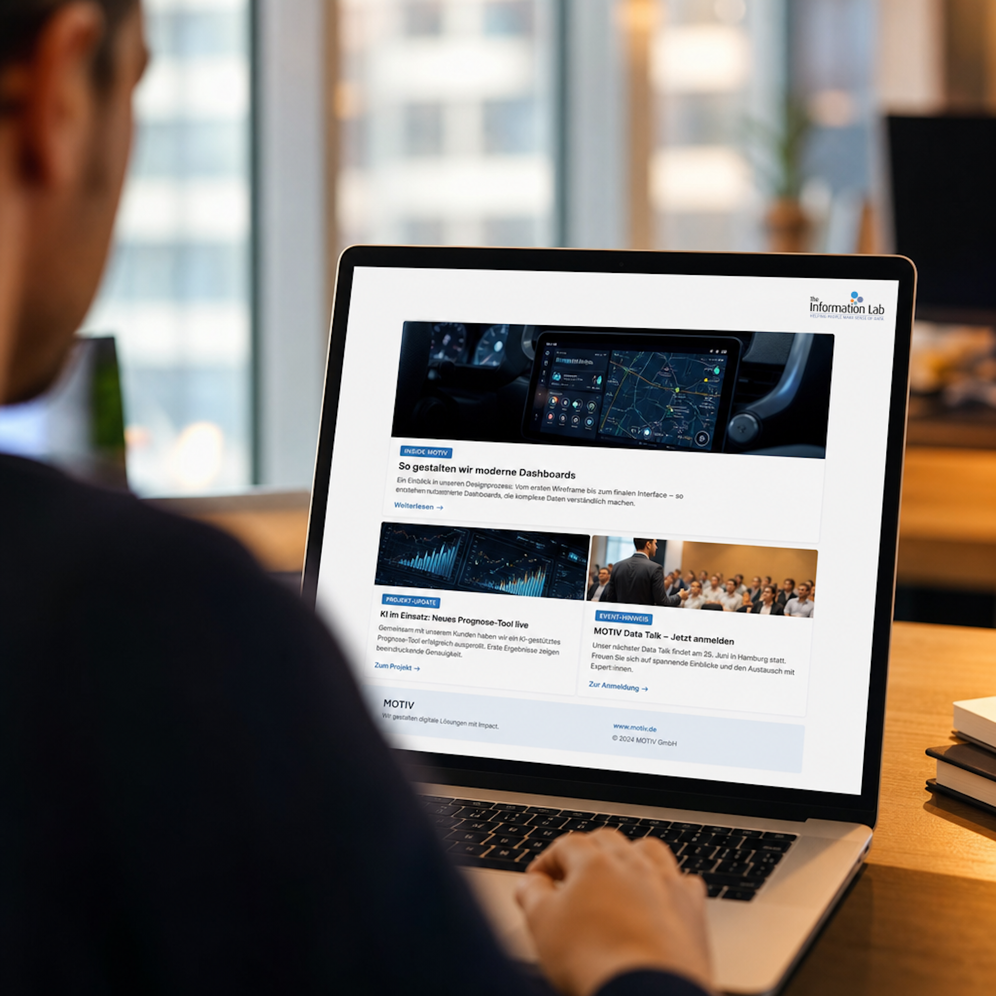 Eine Person betrachtet ein Laptop-Display mit Dashboard-Designs und Informationsinhalten in einem modernen B&uuml;ro.