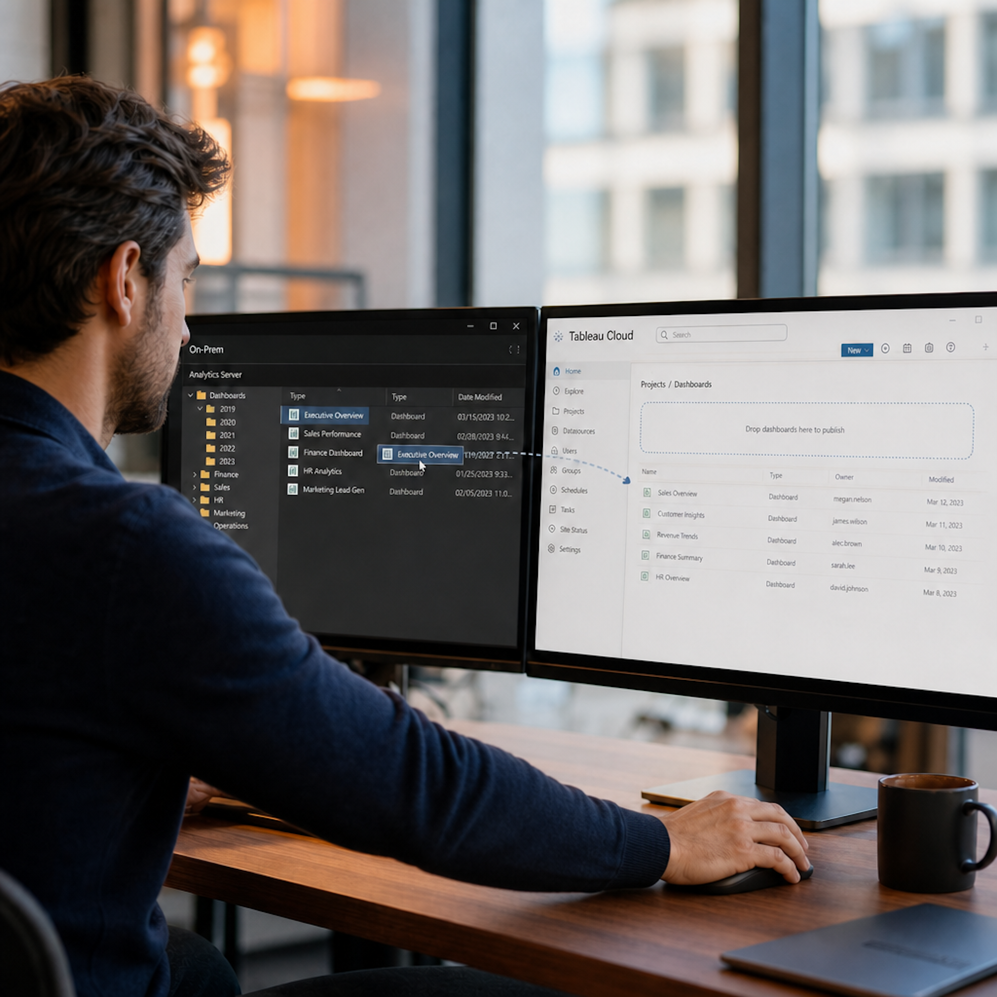 Ein Mann arbeitet an zwei Monitoren, einer zeigt Analyse-Daten, der andere ein Dashboard von Tableau Cloud.