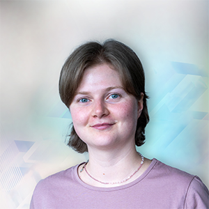 Junge Frau mit kurzen, hellen Haaren und blauen Augen, trägt ein einfaches T-Shirt, neutraler Hintergrund.