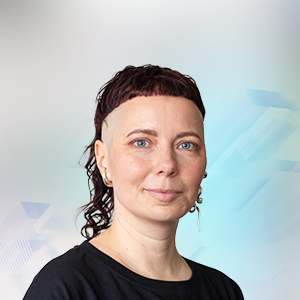 Porträt einer Person mit kurzem, gestuften Haar und Ohrhängern vor einem abstrakten, hellen Hintergrund.
