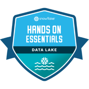 Ein blauer, sechseckiger Abzeichen mit dem Text "Hands On Essentials" und "Data Lake" sowie einem schneeflockenartigen Symbol.